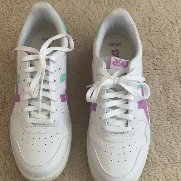 Worn twice. Like new. Bottoms show the outside wear - Picture 2 of 5